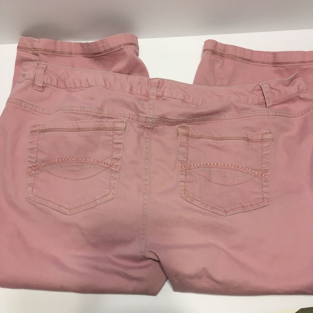 Avenue women’s SZ 16 pink denim Capri pants